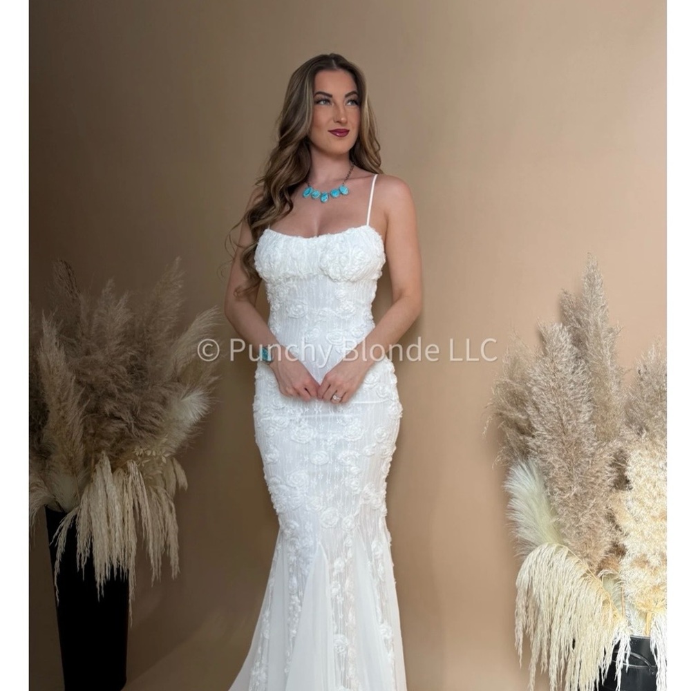 Elegant White Lace Wedding Gown